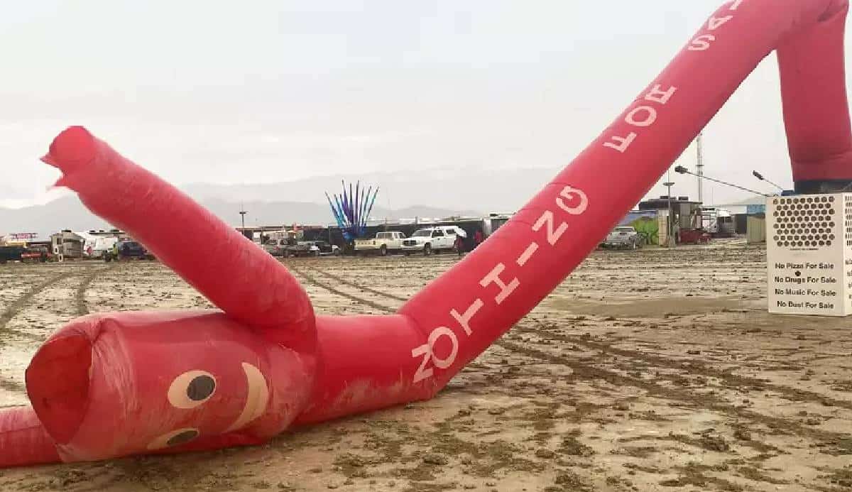 תקועים בלב מדבר: "משתתפי פסטיבל ברנינג-מן נקראים לאסוף מים, מזון, ולהסתגר במקום חם" בשל מזג אוויר קשה ושטפונות