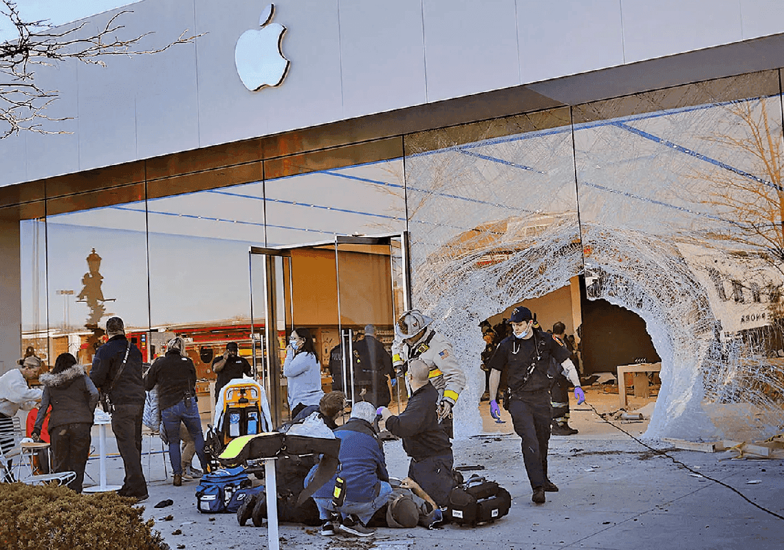 הרוג אחד ויותר מ-15 פצועים לאחר שרכב שטח התרסק אל תוך חנות 'אפל' 