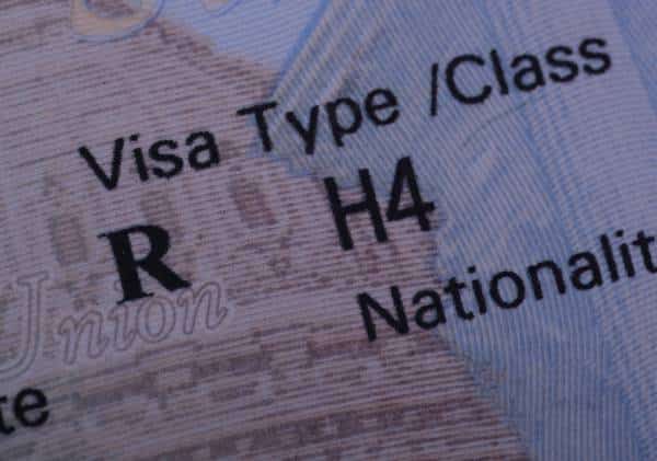 מסתמן: אשרת העבודה לבני הזוג של בעלי ויזת H-1B בסכנת ביטול