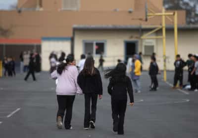 מערכת החינוך הציבורית בקליפורניה תחת זכוכית מגדלת: הממשל מזהיר מפני אנטישמיות ואינדוקטרינציה פוליטית