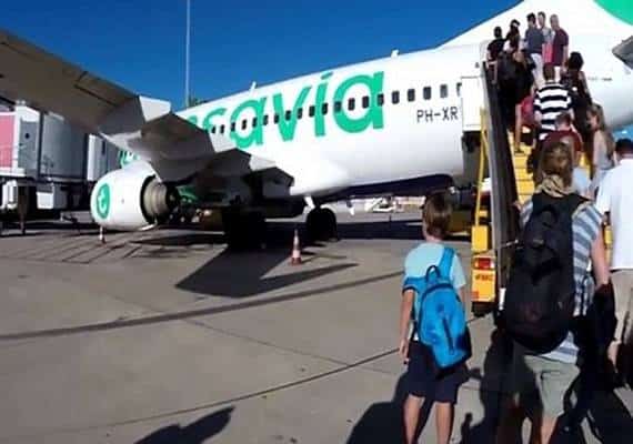 נוסעים התעלפו והקיאו: מטוס ביצע נחיתת חירום בשל ריח רע, כעת מתברר מה קרה שם באמת