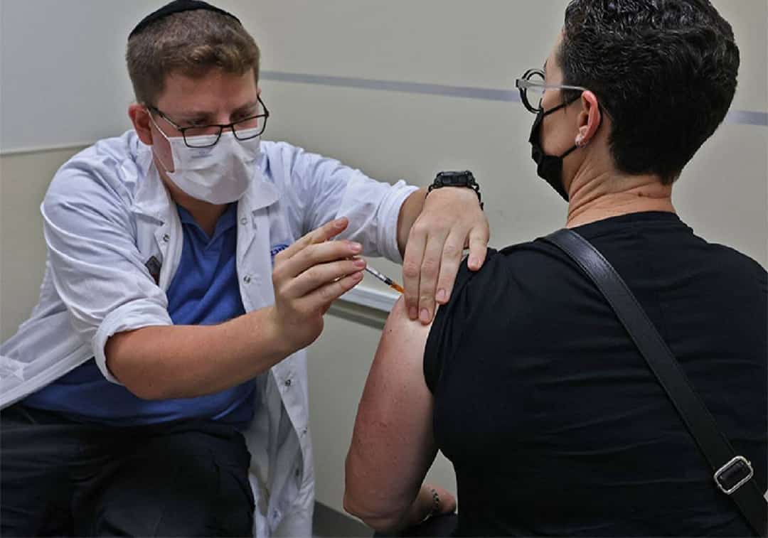 היסטוריה: ה-FDA העינק אישור רשמי לחיסון פייזר לאחר כמעט שנה