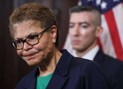 קארן באס נאבקת על כהונה שנייה: ראשת עיריית לוס אנג'לס פותחת קמפיין תחת מתקפה – ומציבה את טראמפ כיריב המרכזי