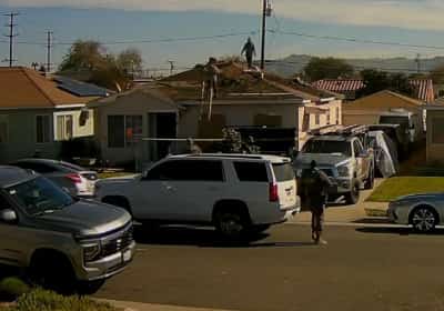 פשיטה בלוס אנג'לס תועדה במצלמות: סוכני הגירה ברכבים סמויים טיפסו על גגות במרדף אחרי פועלים