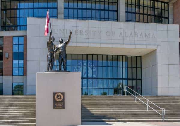 תופעה חדשה בעיר הקולג': מסיבות קורונה ובהן תחרות הידבקות בנגיף