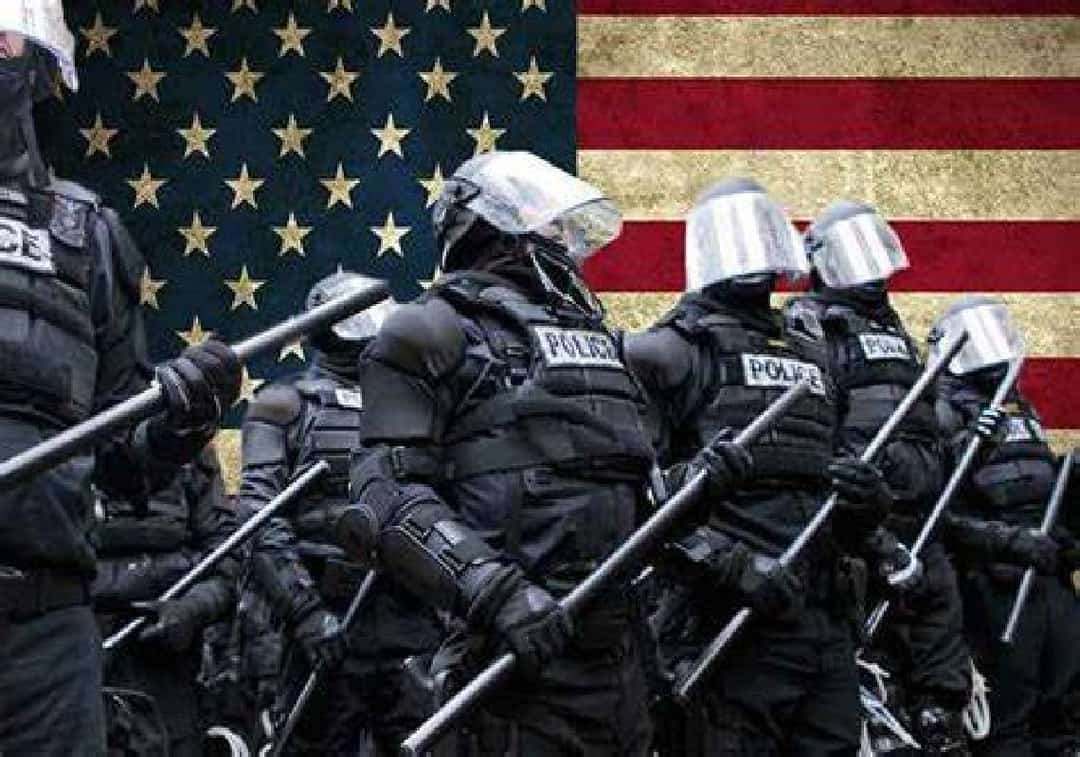 האם אתם בדרך לקבל דפיקה בדלת? "ה-FBI מבקש מבני משפחה להלשין על קרובים המגלים 'סימנים של הקצנה פוליטית'
