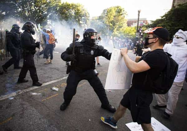 "'העיר על הגבעה' כבר לא מעוררת השראה": בעולם מגיבים בתדהמה לאירועים האלימים מחוץ לבית הלבן