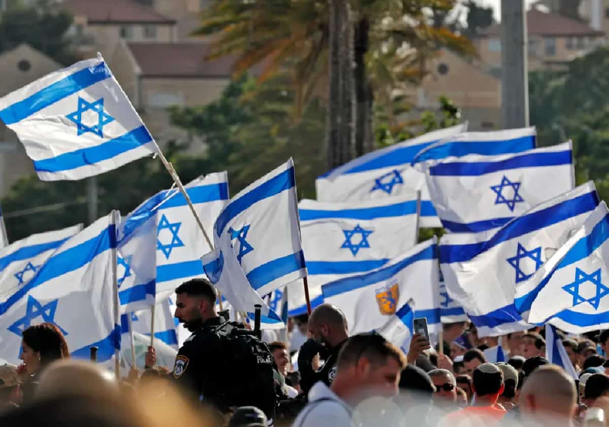 גם תחת טילים ואי-ודאות, הציבור בישראל מדווח על שביעות רצון גבוהה; בארצות הברית נרשמת שחיקה מתמשכת, במיוחד בקרב בני פחות מ-25