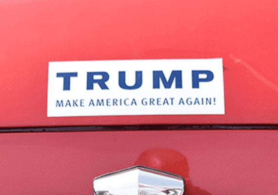 וושינגטון: נהג משאית טוען שרכבו הוצת בגלל מדבקות תמיכה בנשיא טראמפ