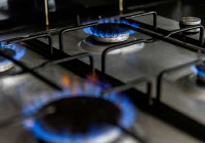 מושלת ניו יורק דוחה את האיסור על שימוש בכיריים גז - וסופגת ביקורת מכל המפה הפוליטית