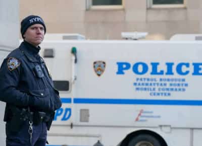 אמריקה בכוננות: ניו יורק ולוס אנג'לס מגבירות אבטחה בבתי כנסת ומוסדות יהודיים — בעוד הרחובות מתמלאים במפגינים  