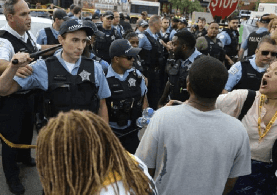 שיקאגו על סף פיצוץ? המשטרה שחררה וידאו שמצביע כי הירוי היה חמוש