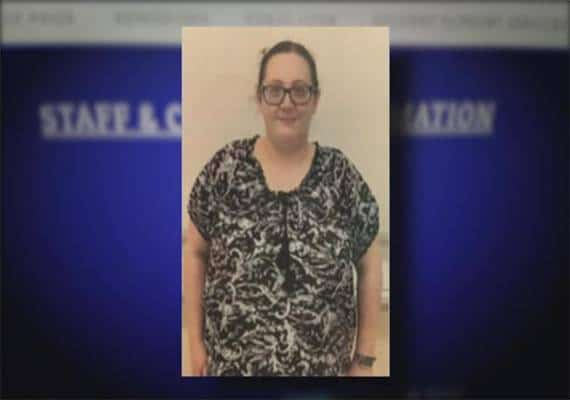 שיעור בכלכלה: מורה קיבלה שוחד עבור שיפור ציונים