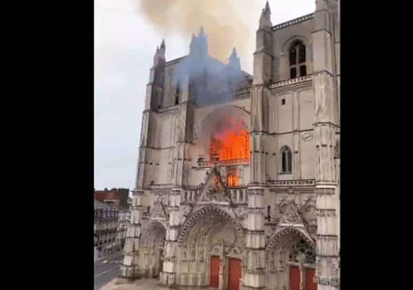 צרפת: קתדרלה משנת 1434 עלתה באש בעיר נאנט - המשטרה חושדת כי מדובר בהצתה
