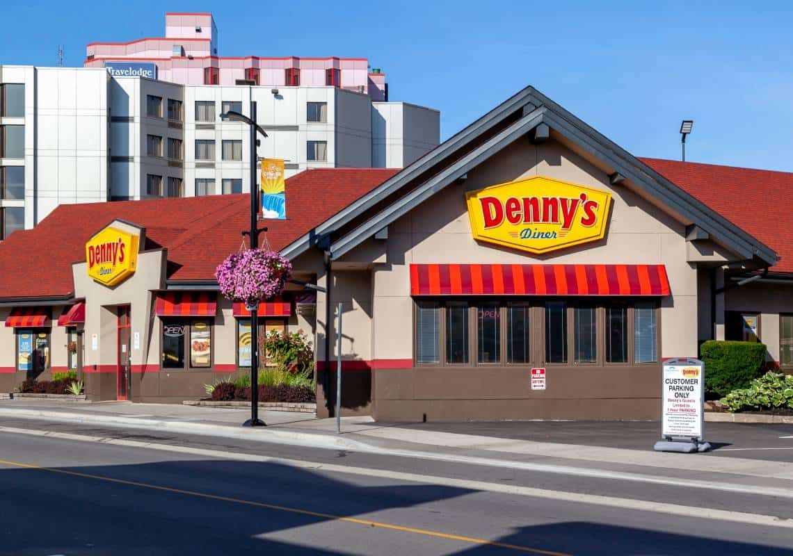 שוברת שורות: מנהלת סניף דני'ס התגלתה כסוחרת סמים