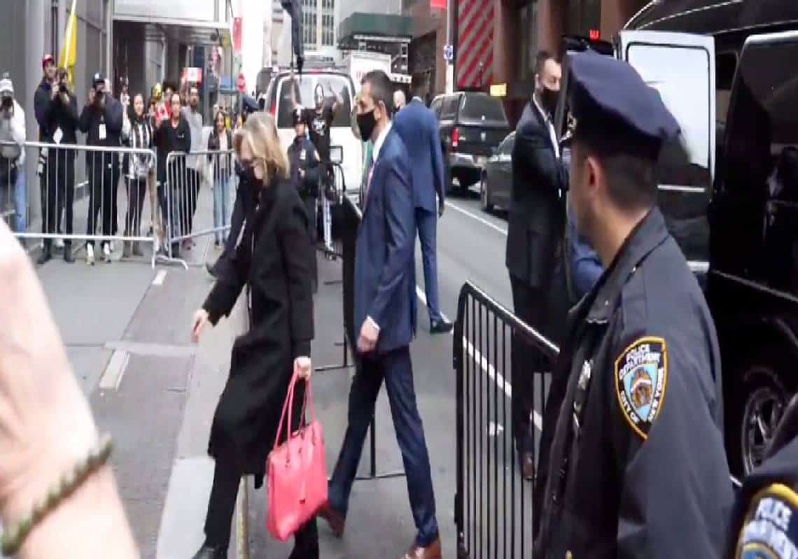 צפו: קלינטון הגיעה לניו יורק והקהל שר במקהלה - "הכניסו אותה לכלא"