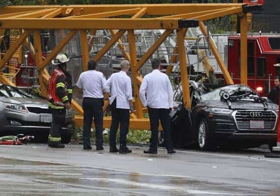אירוע טרגי במהלך שגרת היום: מנוף קרס על מכוניות נוסעות וגבה קורבנות