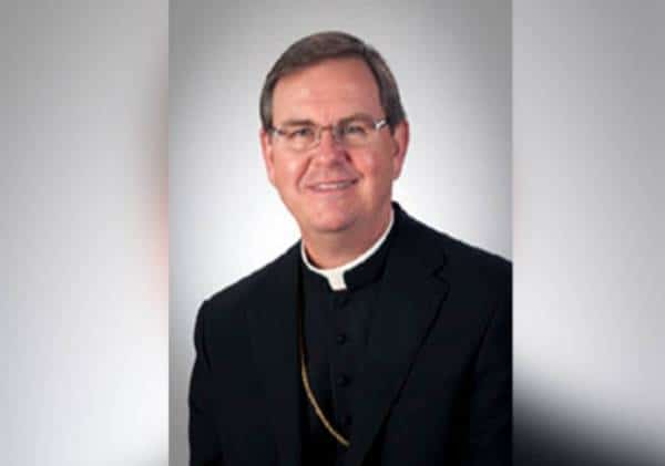 הכומר הבכיר הושעה כי כינה את BLM "תולעים וטפילים"