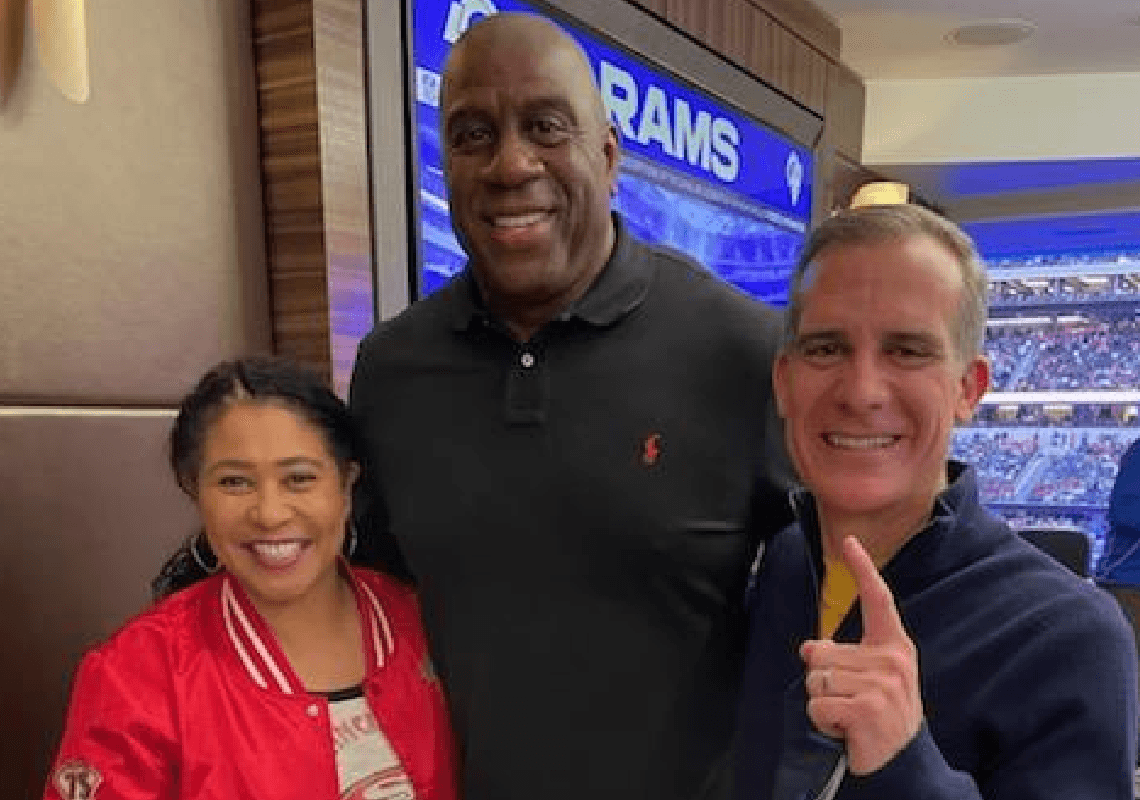 לאחר שנצפה ללא מסכה – ראש עיריית לוס אנג'לס מגיב: "זה לא סיפור אמיתי"