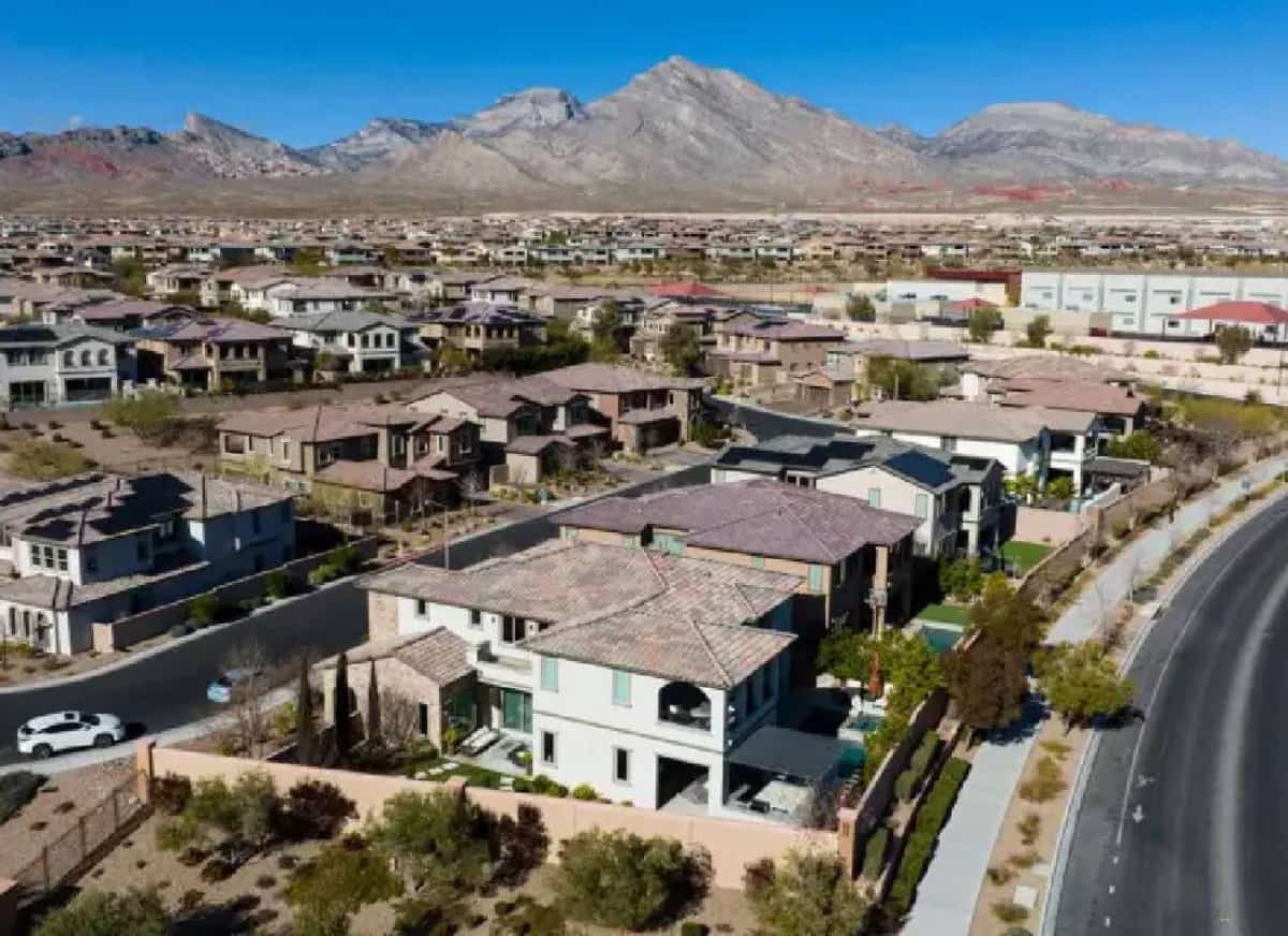 ברחתם מקליפורניה כדי להיות “מעל המים”? זה לא עזר - גם בנבאדה צריך לפחות רבע מיליון דולר  