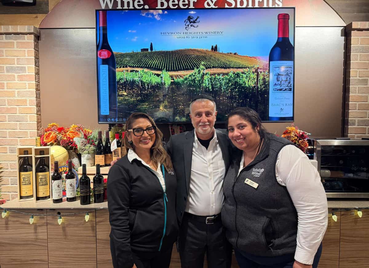 אלעד מסורי הצטרף לכיתת יין חגיגית  של Total Wine עם יקבי חברון, קהל יהודי סקרן וטעימה עמוקה של מסורת, חדשנות ומבחר יינות מופלאים