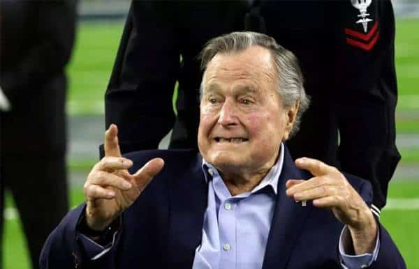 אישה שישית מאשימה: בוש האב נגע בי כשהצטלמנו באירוע ציבורי