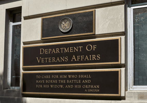 טראמפ: בזכותי קל לפטר עובדים במחלקת הווטרנים. משרד כח האדם בהעסקה פדרלית: זה שקר 