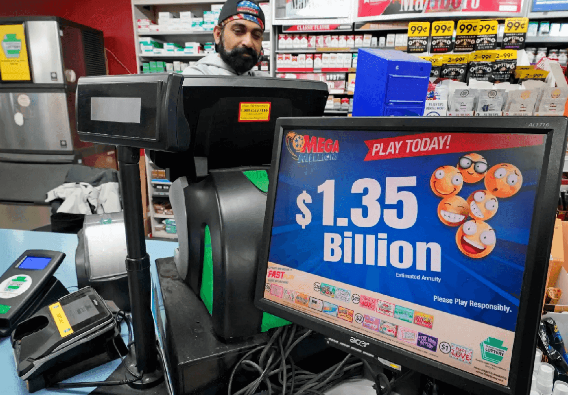 חודש וחצי אחרי ההגרלה: הזוכה ב-1.35 מיליארד דולר הגיע לאסוף את הפרס