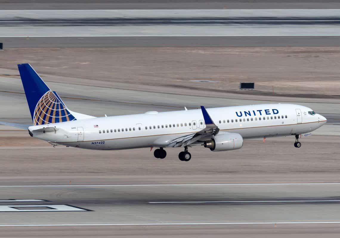 אירוע חריג בשיקגו: נוסע פתח את דלת החירום וקפץ מהמטוס