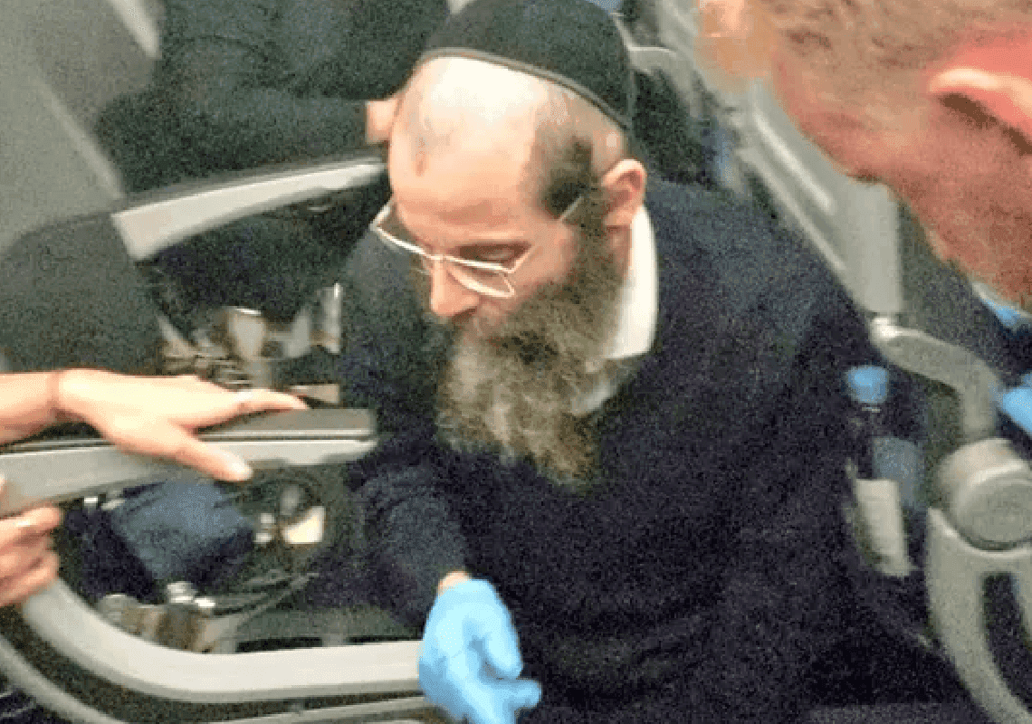 גיבור היום: גבר חרדי טיפל באישה שהתעלפה במהלך טיסה לפלורידה
