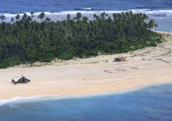 כמו סצנה מסרט: נתקעו באי בודד, וחולצו בזכות כתובת "SOS"