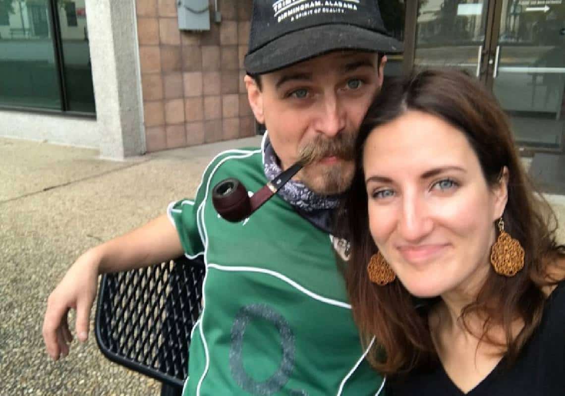 נעצר על 'לכלוך בציבור' משום שבנה מתקן לפרחים עבור קבר ארוסתו המנוחה - ומי הוציא את צו המעצר? אביה של הנפטרת