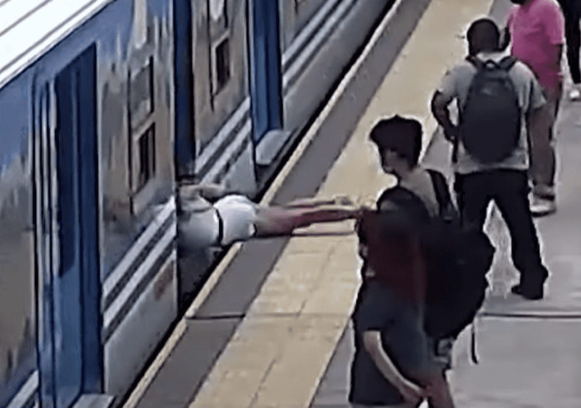 זו ההגדרה של נס: אישה התעלפה ונפלה מתחת לרכבת נוסעת - וניצלה  