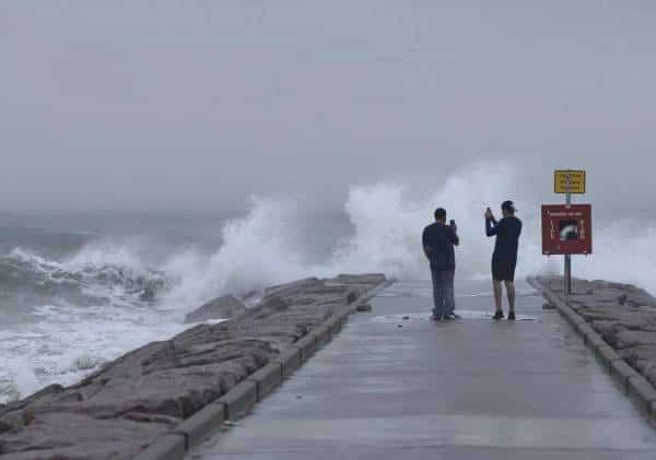 "חיים רבים נמצאים בסכנה": הוריקן 'לורה' מתעצם על סף דרגה 5 ומכה בלב ארה"ב