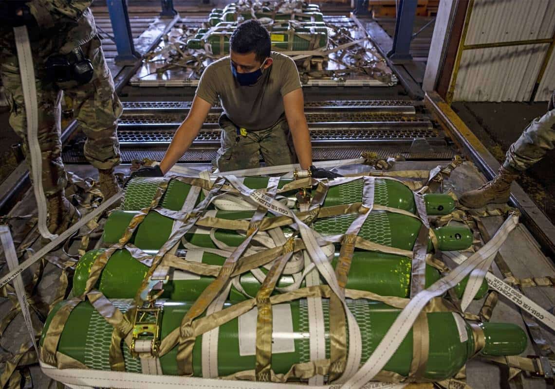 הרכבת האווירית יוצאת לדרך: ארה"ב שולחת מסכות, כפפות וחמצן להודו