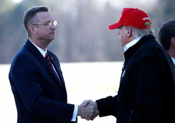 הנשיא טראמפ היה במגע עם 2 חברי קונגרס שהוכנסו לבידוד