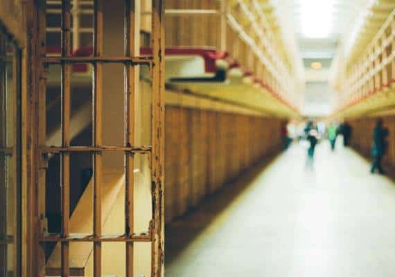 מחדל חמור: מצוד אחר אנס קטינות מורשע ששוחרר בטעות מהכלא