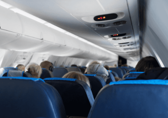 תקף דיילת וניסה לצאת מהמטוס: מעצר בטיסה מפורט לודרדייל לניוארק