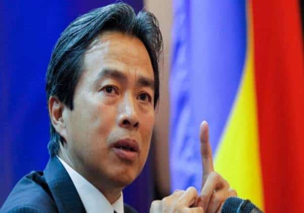 משרד החוץ הישראלי: "שגריר סין נמצא ללא רוח חיים בביתו שבהרצליה" - חרושת שמועות, קרא לארה"ב ''וירוס מדיני''