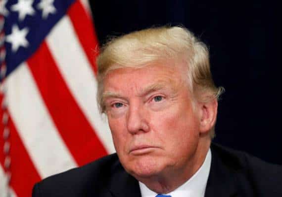 תא מבודד לשיחות טלפון וטיסה לביקור קבוצת הוקי: שרים בממשל טראמפ ננזפו בשל הוצאות מיותרות