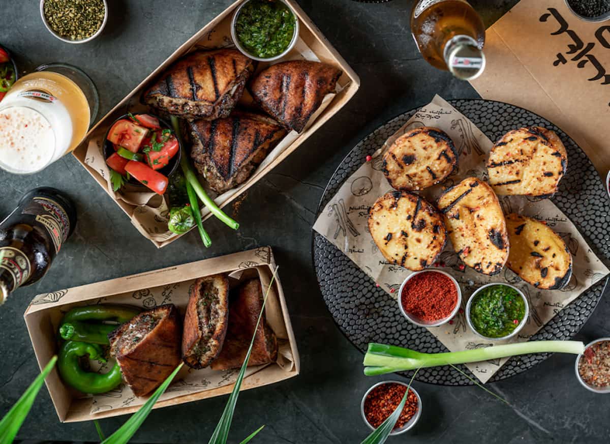 החום של הטאבון הטעמים של הבית: הכירו את עראיס לוס אנג׳לס 