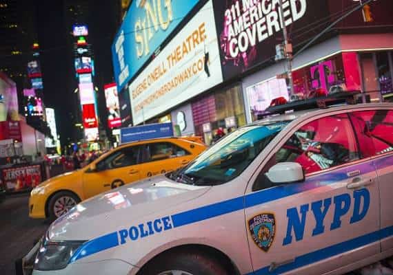 ניו יורק: ה"שומרוני הטוב" ליווה צעירה הביתה ממסיבה, ואנס אותה בפארק