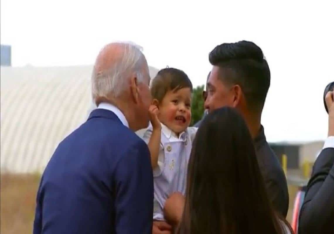 "נשיקה והסנפה": הנשיא ביידן הסניף ונישק ילד שהחל לבכות באירוע המוני