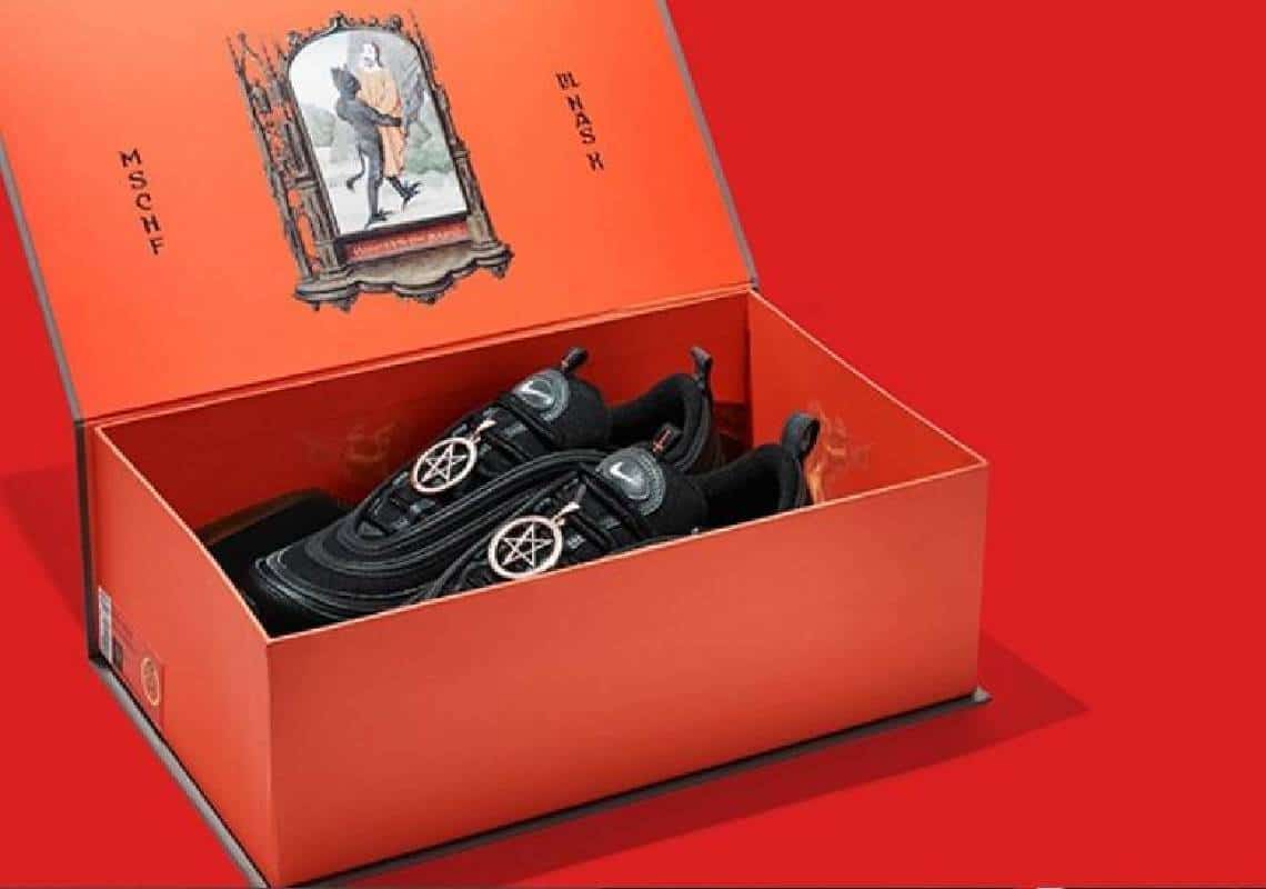 "נייק מוכרת נעלי שטן ב-1000$ עם דם אנושי, ובקליפורניה ילדים סוגדים לאלילים אצטקים" - האם הכל בסדר באמריקה?