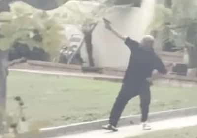 תיעוד מלוס אנג'לס: חמוש ירה לעבר מסוק משטרתי והתבצר בביתו - עד שכלב משטרה השתלט עליו