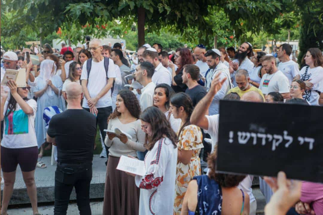הלם וזעזוע בעיתונות היהודית בעולם בעקבות המראות הקשים מתפילת יום הכיפורים - "מופע שנאה אנטישמי בלב תל אביב"