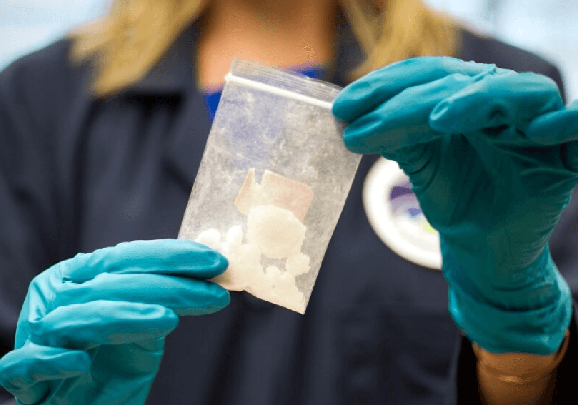 100 שקיות פנטניל נמצאו בביתו של בן ה-13 שמת ממנת יתר בבית הספר