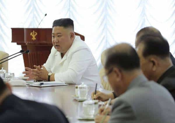 קים ג'ונג און מגיח שוב מן האפלה ובמרחק ניכר מיתר אנשי המפלגה