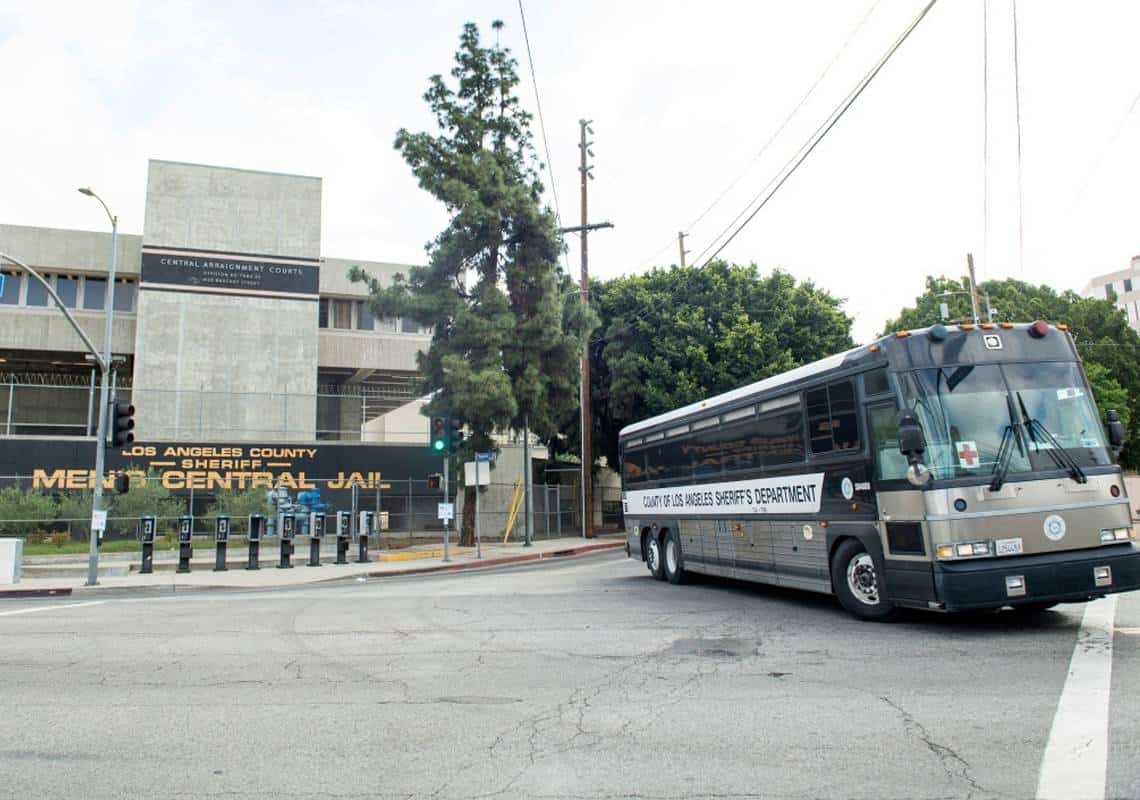 בזמן שמרבית התושבים נותרו בידיים ריקות: כ-40% מהאסירים בקליפורניה חוסנו נגד קורונה