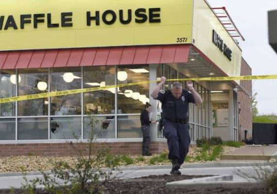 טנסי: מצוד אחר גבר עירום שהרג בירי 4 בני אדם ופצע 4 אחרים במסעדת Waffle House 